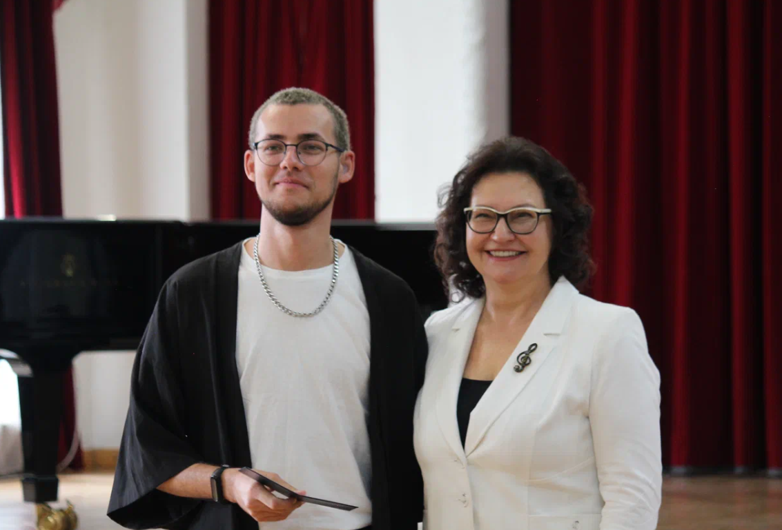 Как думаете, слышит этот студент или нет? Для нас это не важно, потому что он - талантлив