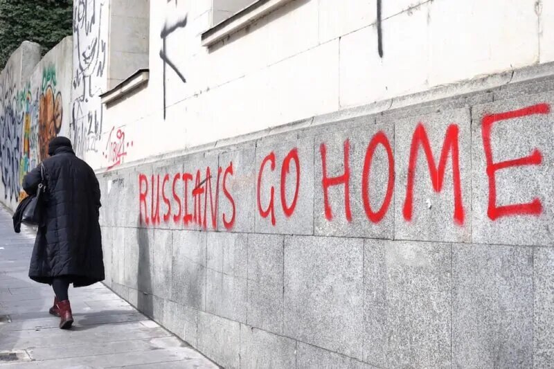 Надпись на английском языке в центре Тбилиси: "Русские идите домой!", 2025