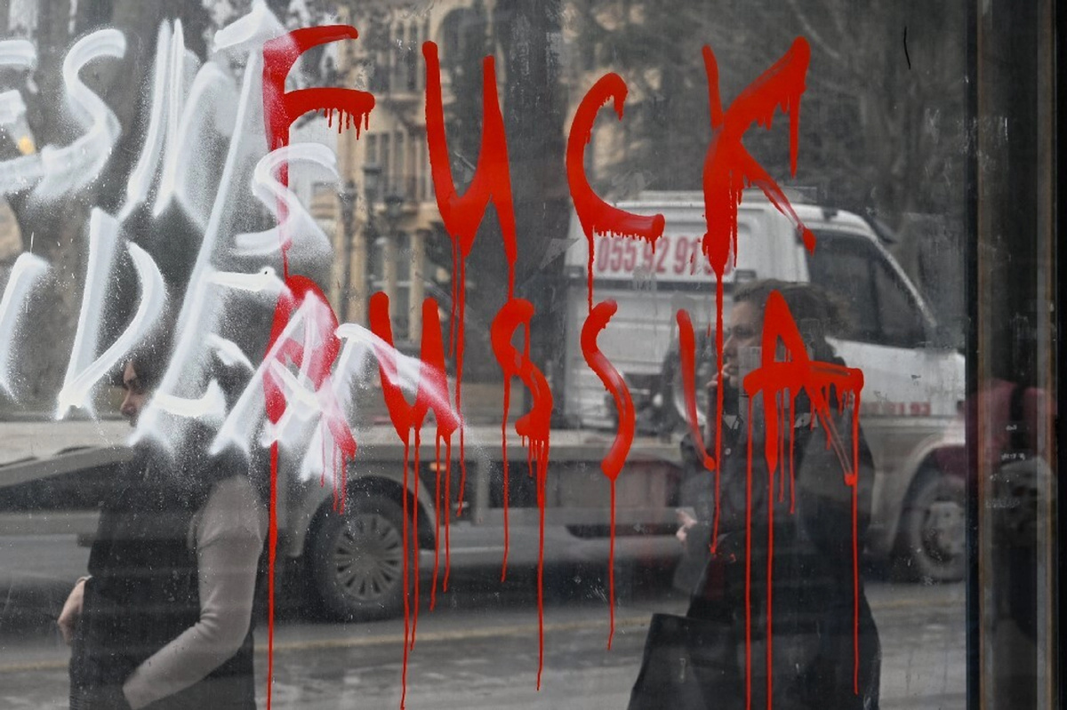 Часть надписей “Fuck Russians” была выполнена в Тбилиси россиянином, 2025.
