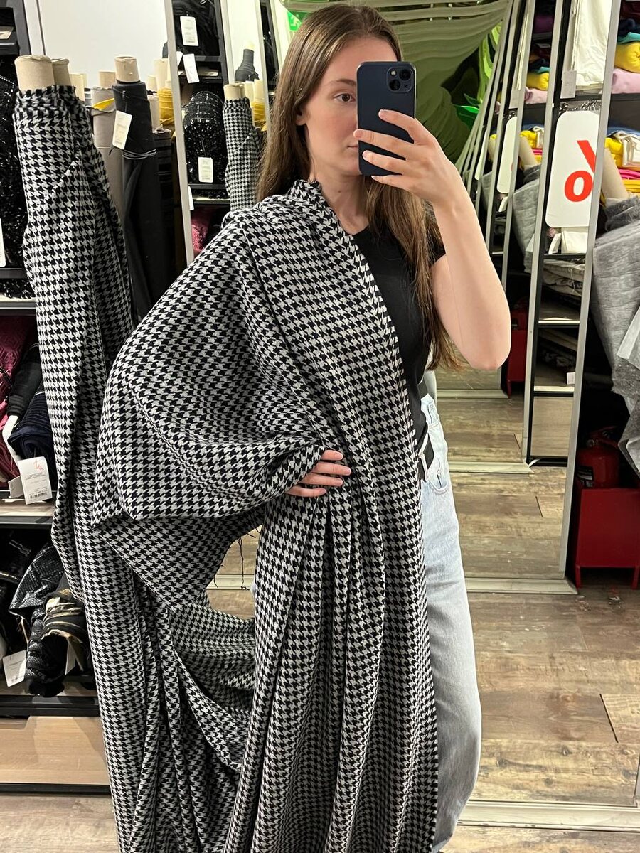 В наличие всего 5,2 м

Состав: шерсть 85% кашемир 15%
Ширина: 146 см
Арт.: 2500893
Цена: 3400 ₽/м