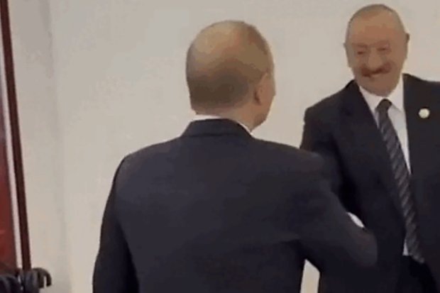    Момент рукопожатия Путина и Алиева в Пекине. Кадр: Telegram-канал RIA_Kremlinpool