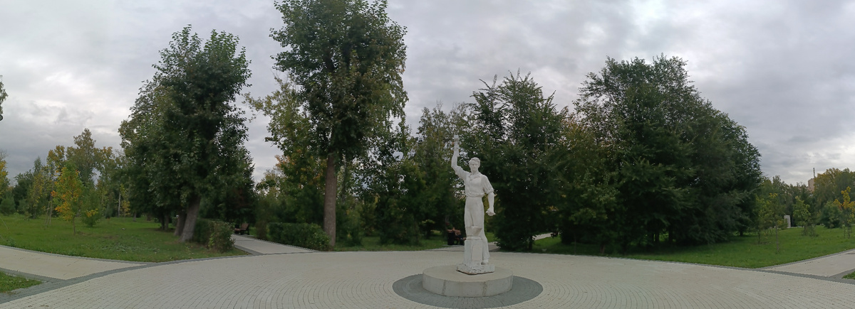 Где-то на просторах парка моего города. Фотография автора, сентябрь 2025 года. 