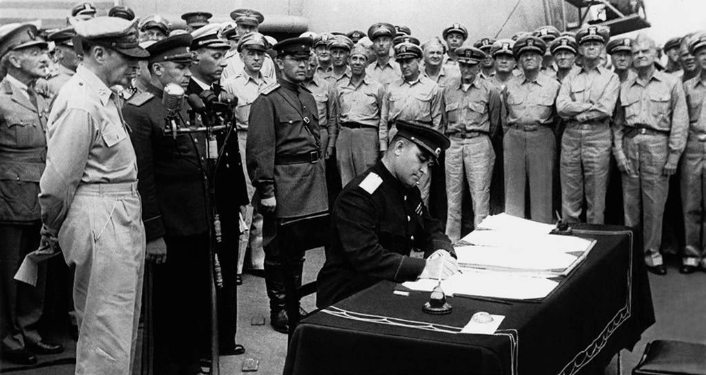 Генерал-лейтенант Кузьма Деревянко принимает капитуляцию Японии со стороны СССР. Источник rubrikbot.ru