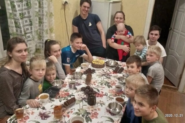    Готовить в большой семье нужно несколько раз в день. Фото: Из архива/ семья Верпаковских