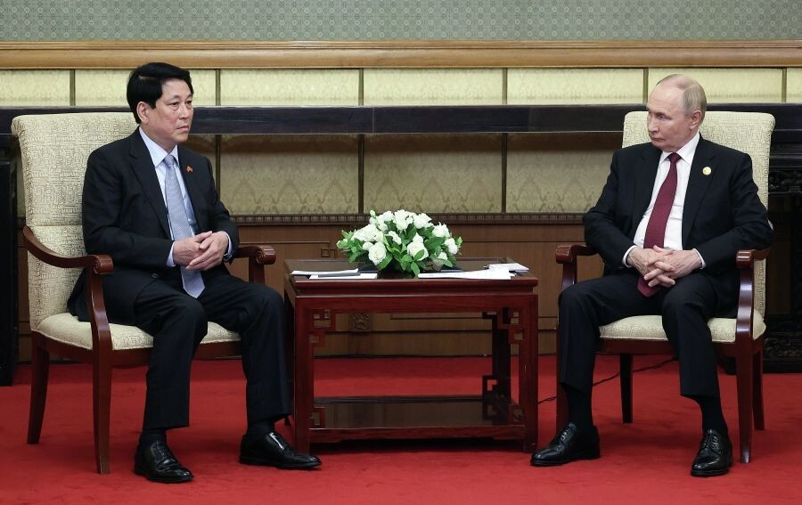    Владимир Путин и президент Вьетнама Лыонг Кыонг во время встречи в Пекине / Источник: © Владимир Смирнов/POOL/РИА Новости