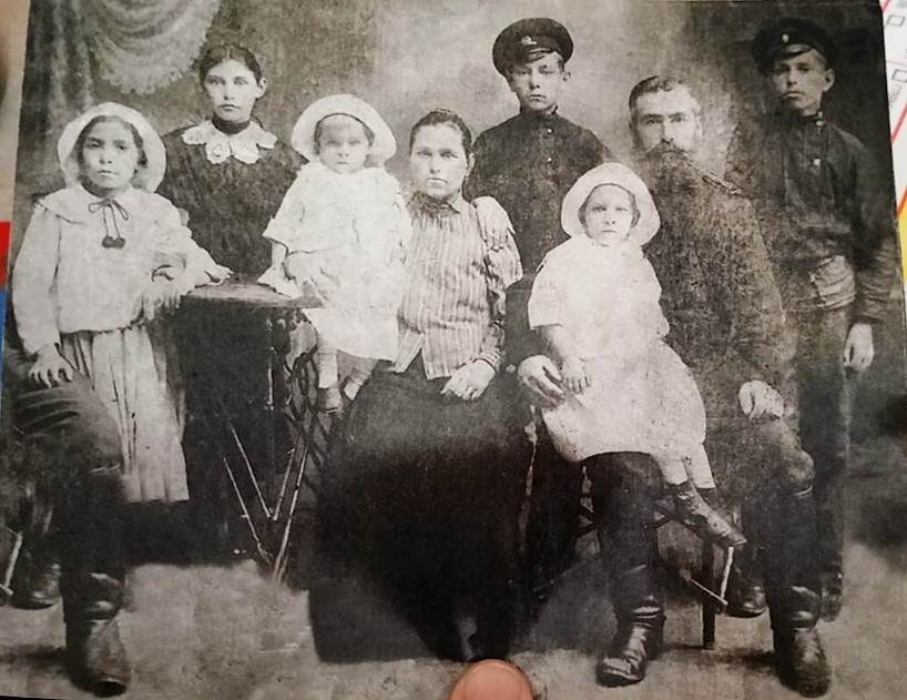 Дореволюционная фотография семьи Олейник. Илларион  Максимович и Ефросинья Николаевна изображены в кругу детей. Слева направо Константин (1895 года рождения) его изображение на первой копии фото обрезано, Мария (1908), Анна (1904), Варвара (1913), Ефросинья Николаевна (мать), Михаил (1899), Евгения (1912), Илларион Максимович (отец), Иван (1897). Есть две копии этой фотографии, которые хранятся у потомков. На второй копии видны все члены семьи.