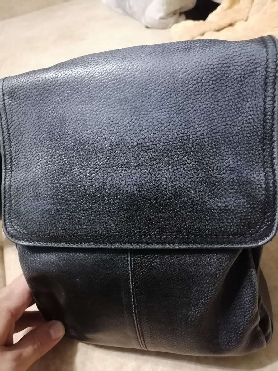 Сумка, видавшая виды. Если была из кожзама, давно бы рассыпалась. 