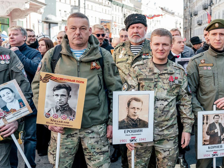     Андрей Гончаров (слева) принимал участие в шествии «Бессмертного полка». Фото: из личного архива Андрея Гончарова