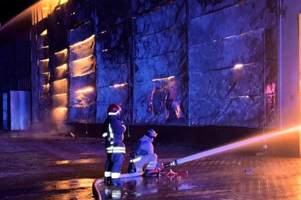    Пожарные работают на месте склада в Ивано-Франковской области, пострадавшего во время ударов беспилотников и ракет, 3 сентября, 2025 год.