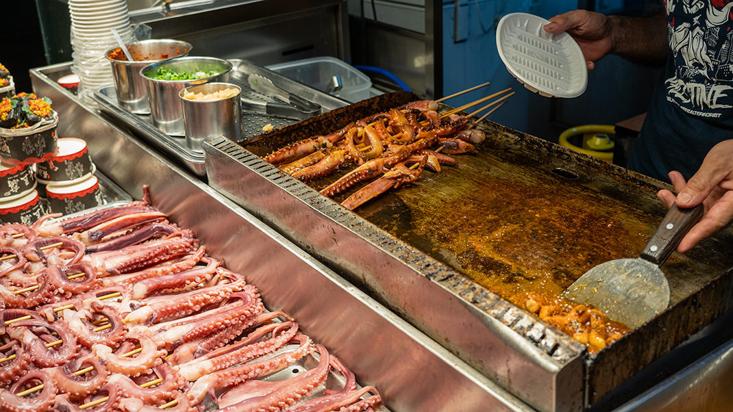 Еду готовят прямо на открытом воздухе