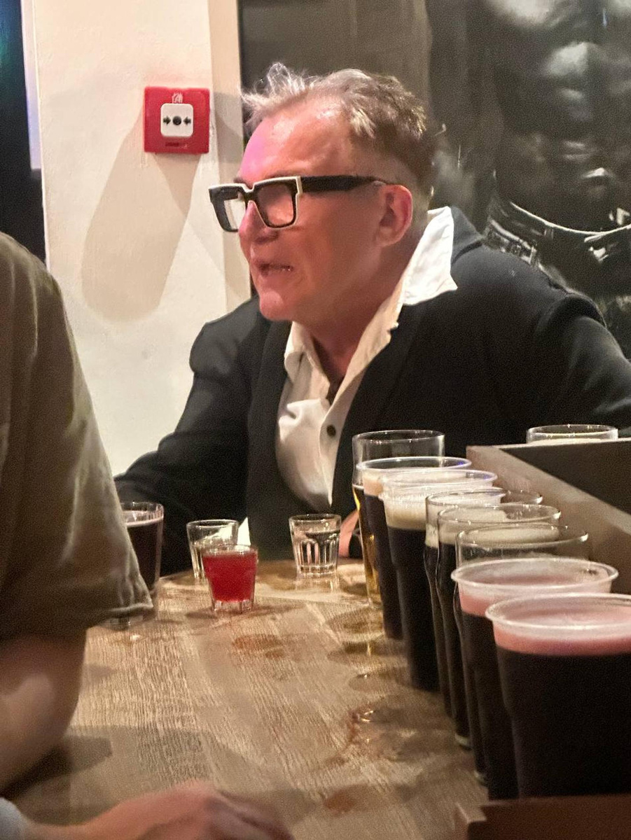    Дмитрий Дибров проводит время в пабе. Фото: телеграм-канал «Трапезник»