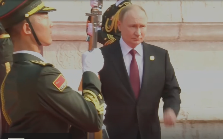 Президент РФ прибыл на военный парад. Скриншот из видео автора