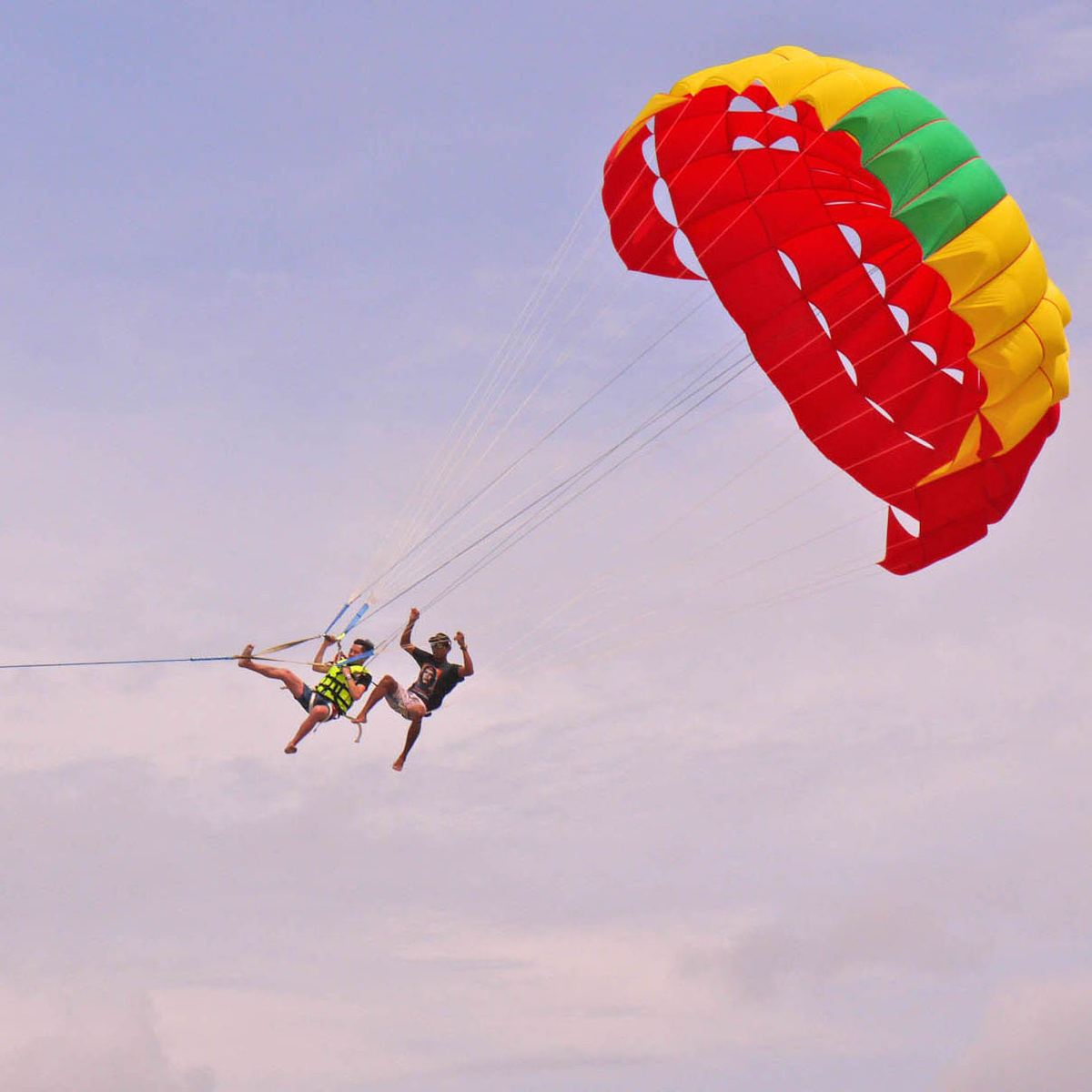 Инструктор вообще без страховки, просто на стропах висит. Фото сделано мной в Таиланде.