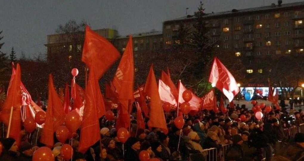КПРФ провела пикет за региональные доплаты к пенсиям в Новосибирске