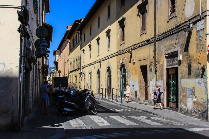 Узкая улочка в старом центре Флоренции, на которой мы жили.