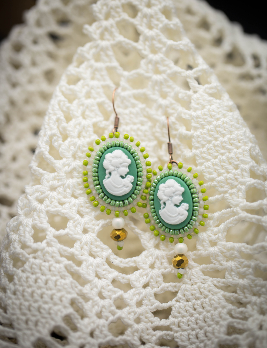 Серьги с камеями и бисером — вышивка