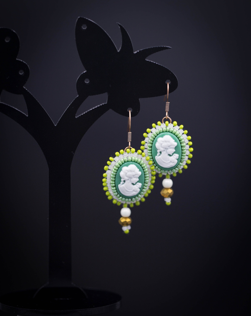 Серьги вышивка и камеи — зелёный