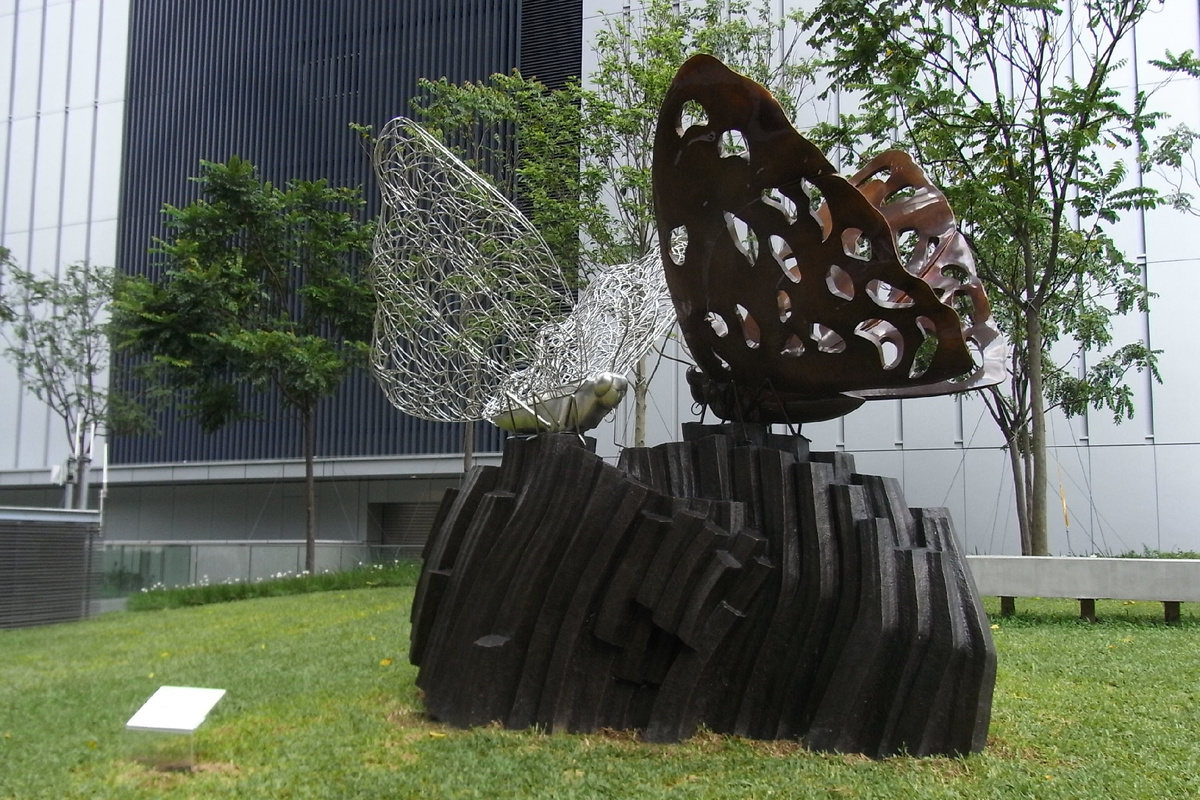 Арт-объект с двумя крылатыми красавицами в парке Гонконга. Фото Wong35Lau27, 2012 г. 