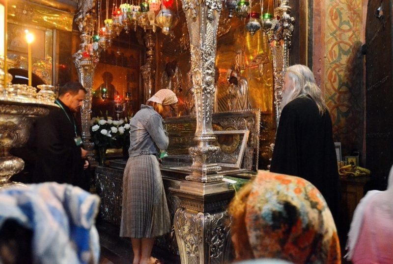 Каждый человек призван быть домом для Духа Святого, избранным сосудом. Святой Дух почивает на мощах угодников Божиих. Мы поклоняемся не просто плоти и крови, а святым останкам.