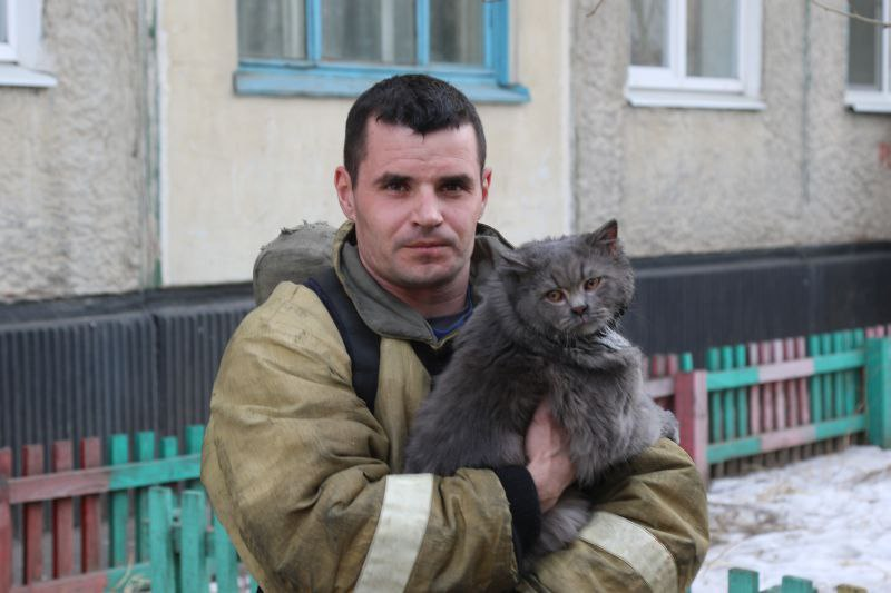В Благовещенске спасатель спас из огня 87-летнюю пенсионерку и её кота по кличке Пухан