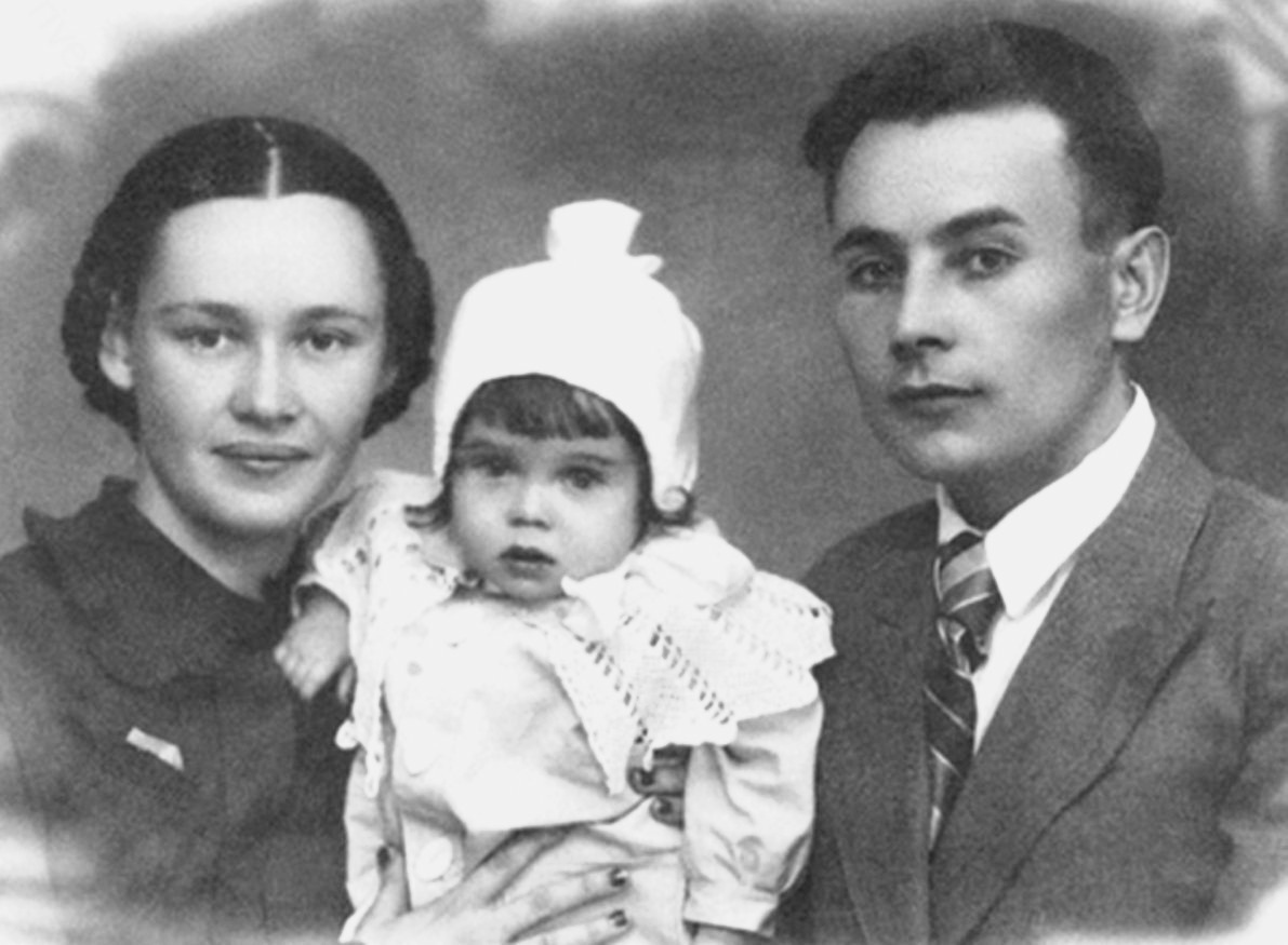 Семья судьи Апариной, её супруг и дочь