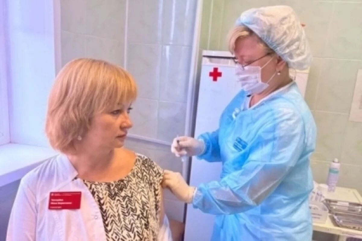    Главврач ульяновской поликлиники сделала прививку от гриппа