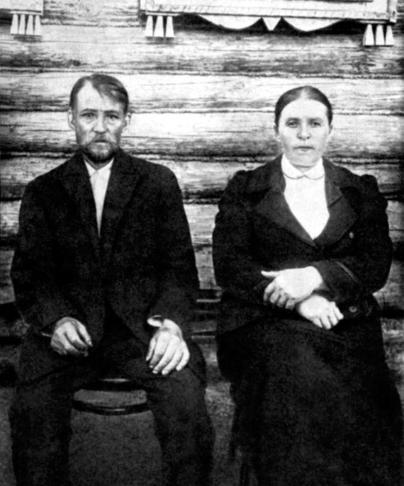 Родители, 1927 год. С сайта esenin-museum.uz›