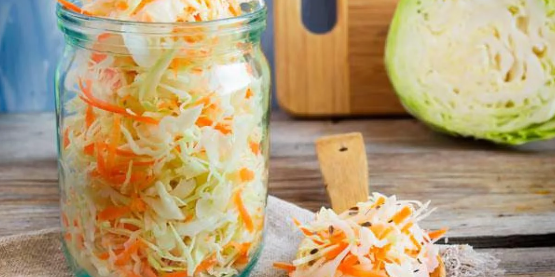 Хрустит и бодрит: 5 рецептов квашеной капусты, делаем вкусные заготовки на зиму