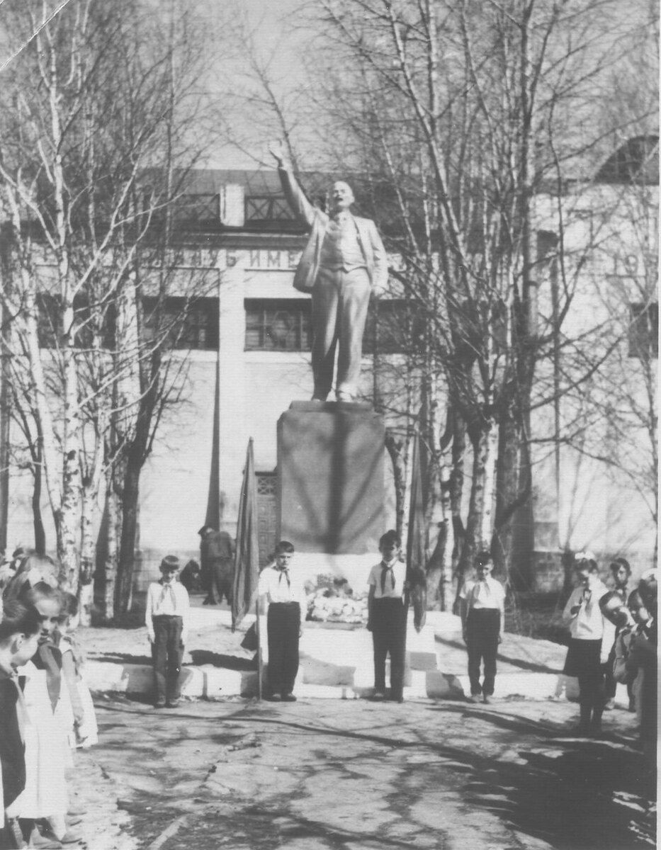 Клуб железнодорожников им. В. И. Ленина в 60-80 годы. Ныне Дворец культуры Тайгинского городского округа. 
