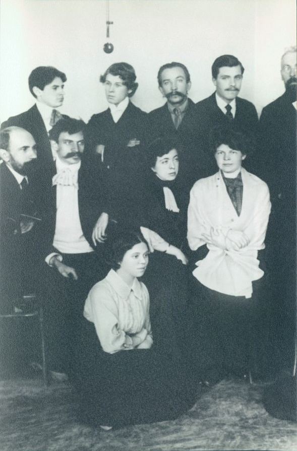 Анна Изряднова сидит на полу, Сергей Есенин — в верхнем ряду второй слева в среди работников типографии «Товарищества И. Д. Сытина». 1914 год, с сайта ru.wikipedia.org