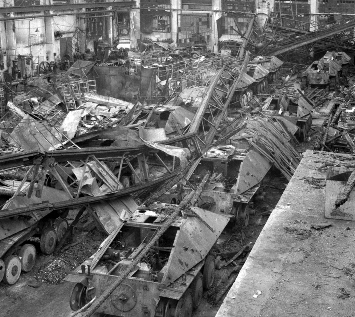 Один из цехов Škoda после бомбежки апреля 1945 года.