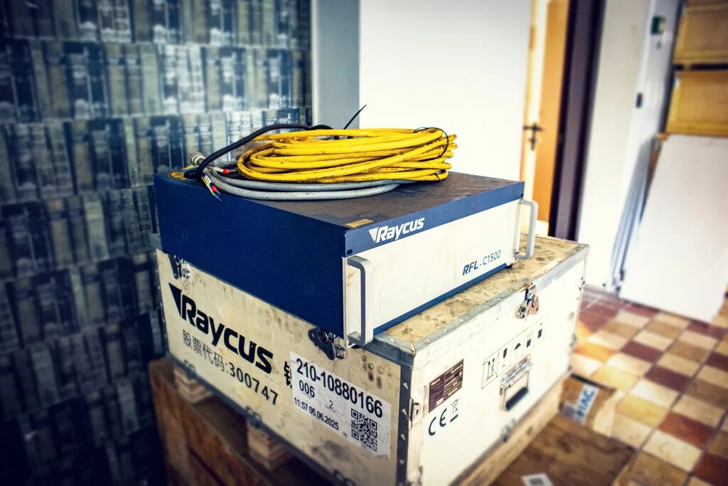 Лазерный источник Raycus RFL-C1500, оставшийся после модернизации станка