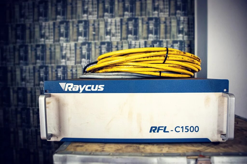 Лазерный источник Raycus RFL-C1500, оставшийся после модернизации станка
