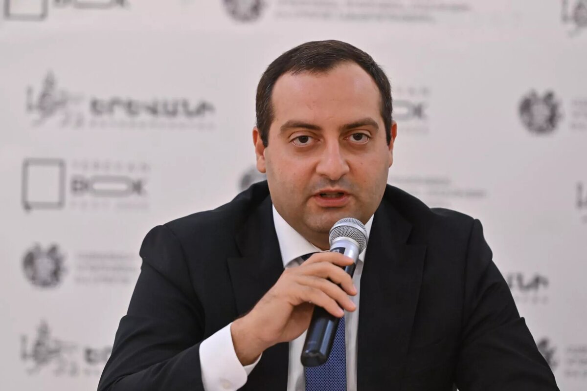 Заместитель мэра Еревана Левон Ованнисян на пресс-конференции, посвященной 8-му Ереванскому международному книжному фестивалю (3 сентября 2025). Еревaн © Sputnik / Aram Nersesyan
