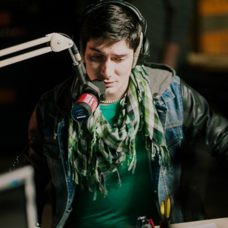 Первый мой эфир был ночным. Я вышел и отработал всю ночь. Это было что-то вроде практики, а уже через сутки я снова вышел в эфир в выходные. Был новый пульт, новая программа — я очень волновался, боялся. Тогда меня поддержала Неля Львовна [Кудрявцева], которая много лет работает в нашем холдинге. Она зашла в студию, принесла чай и печеньки.С НАШИм Радио я знаком уже, страшно подумать, 29 лет. Когда я работал в Донецке на радиостанции, мы бегали на рынок и покупали диски «НАШЕСТВИЕ. Шаг Первый» и «Шаг Второй», потому что музыку тогда пускали в эфир именно с дисков. НАШЕ Радио всегда сопровождало меня по жизни, и скажу честно, без всякого пафоса: я очень счастлив быть здесь. Я всегда мечтал здесь работать, и у меня это получилось.