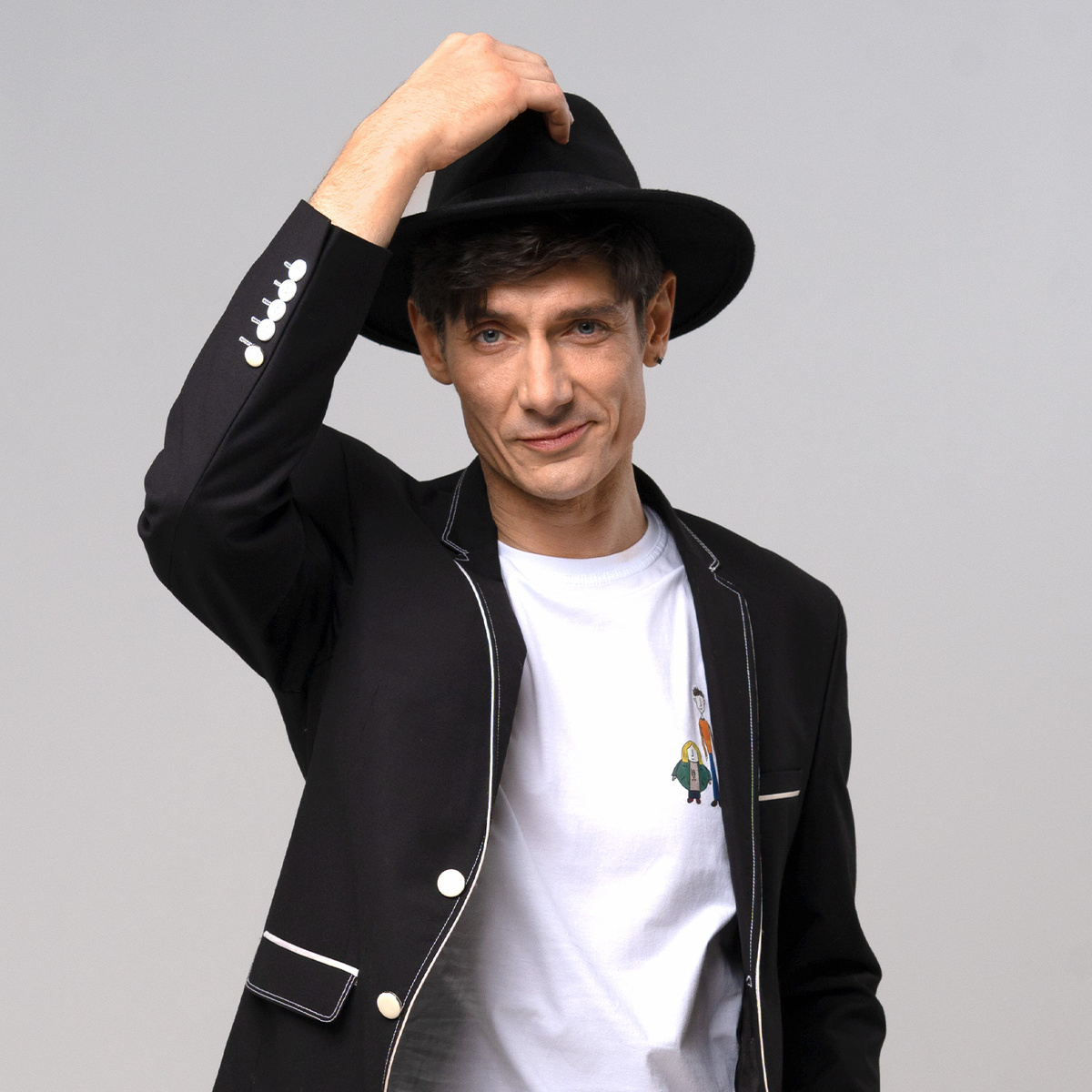 На самом деле на НАШЕ Радио я пришёл гораздо раньше — почти 25 лет назад. Это была первая радиостанция, куда я попал, приехав покорять столицу. Программный директор, который тогда работал и курировал мою практику, сказал: «Ты хороший, но тебе не хватает опыта. Ты слишком молодой». А мне ведь уже было 25, я считал себя взрослым — за плечами у меня было семь лет эфиров. Я хотел начать работать здесь и сейчас, но в итоге вернулся лишь спустя 10 лет. И встретил того же самого программного директора, который сказал: «Дмитрий, приходите к нам в эфир. Я вас ждал, а вы как-то долго к нам шли».Так 2 сентября 2010 года я впервые вышел в эфир НАШЕго Радио и произнёс: «Здравствуйте, я Дмитрий Ленский». Это был самый счастливый момент того периода моей жизни.