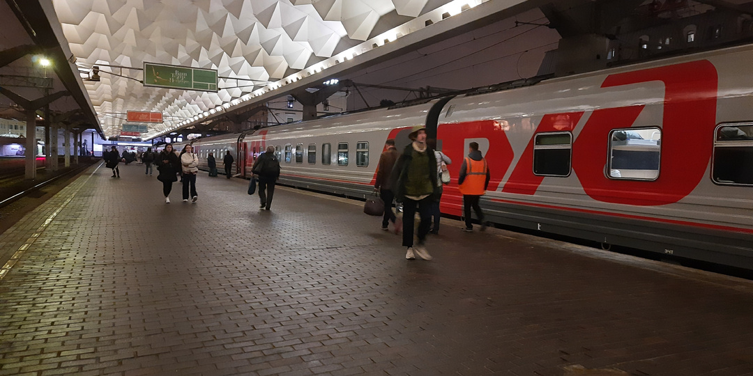 «Я купила нижнюю полку, а вы лежите наверху, раз такие бедные» – пассажирка жестко осадила попутчика сверху