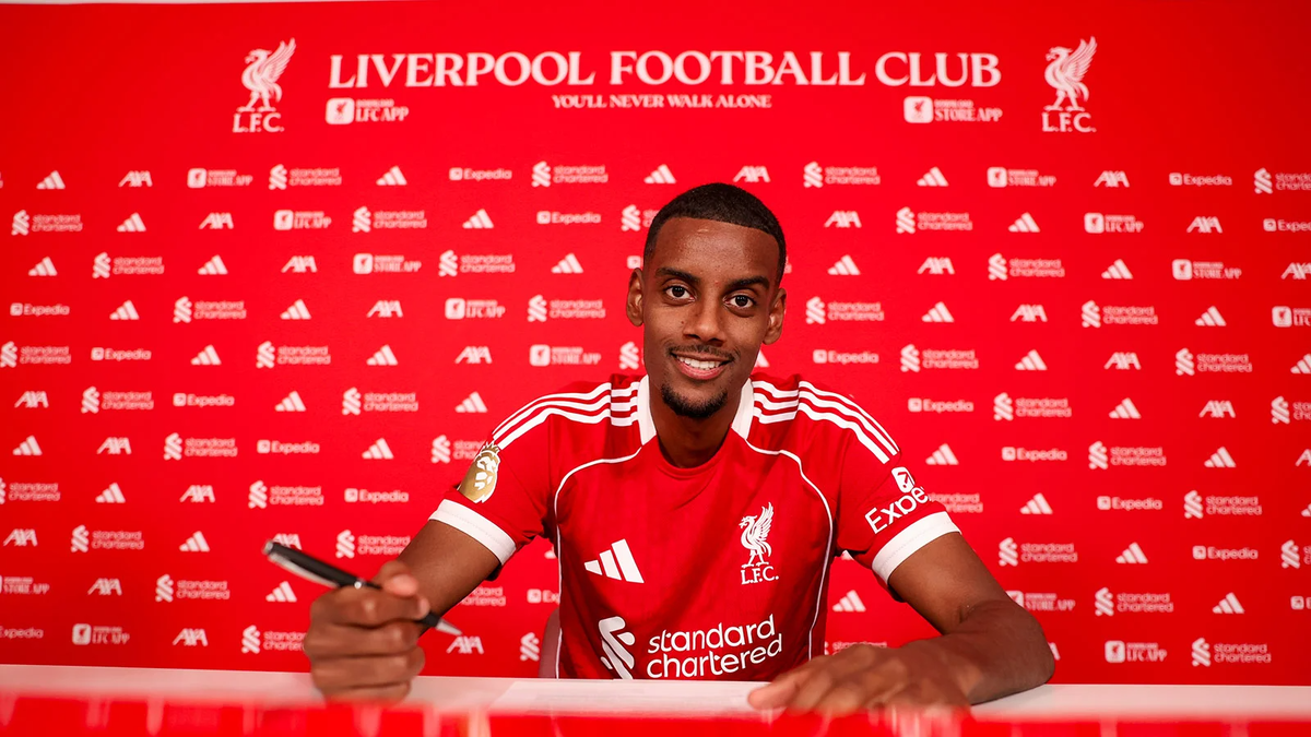 Александер Исак подписывает контракт с «Ливерпулем» (Фото Nikki Dyer - LFC / Liverpool FC via Getty Images)