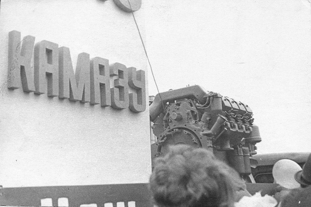 Двигатель, показанный работниками ЯМЗ на демонстрации 7 ноября 1972 года в Ярославле.