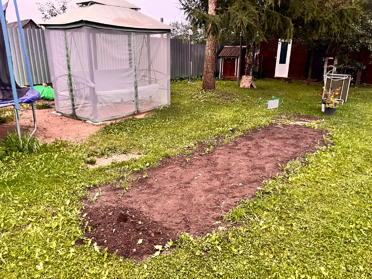 Так расстроились, что даже убрали часть грядок. 