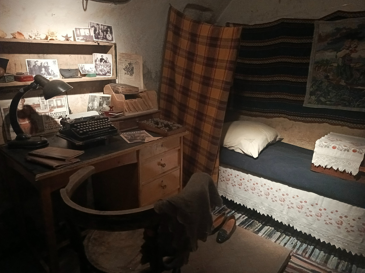 Реконструкция, как могли выглядеть жилые пространства сотрудников в бомбоубежище.