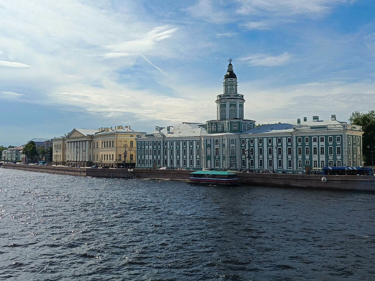 Здание Кунсткамеры на Университетской набережной. Я использовала старую свою фотографию, сейчас фасад в строительных лесах.