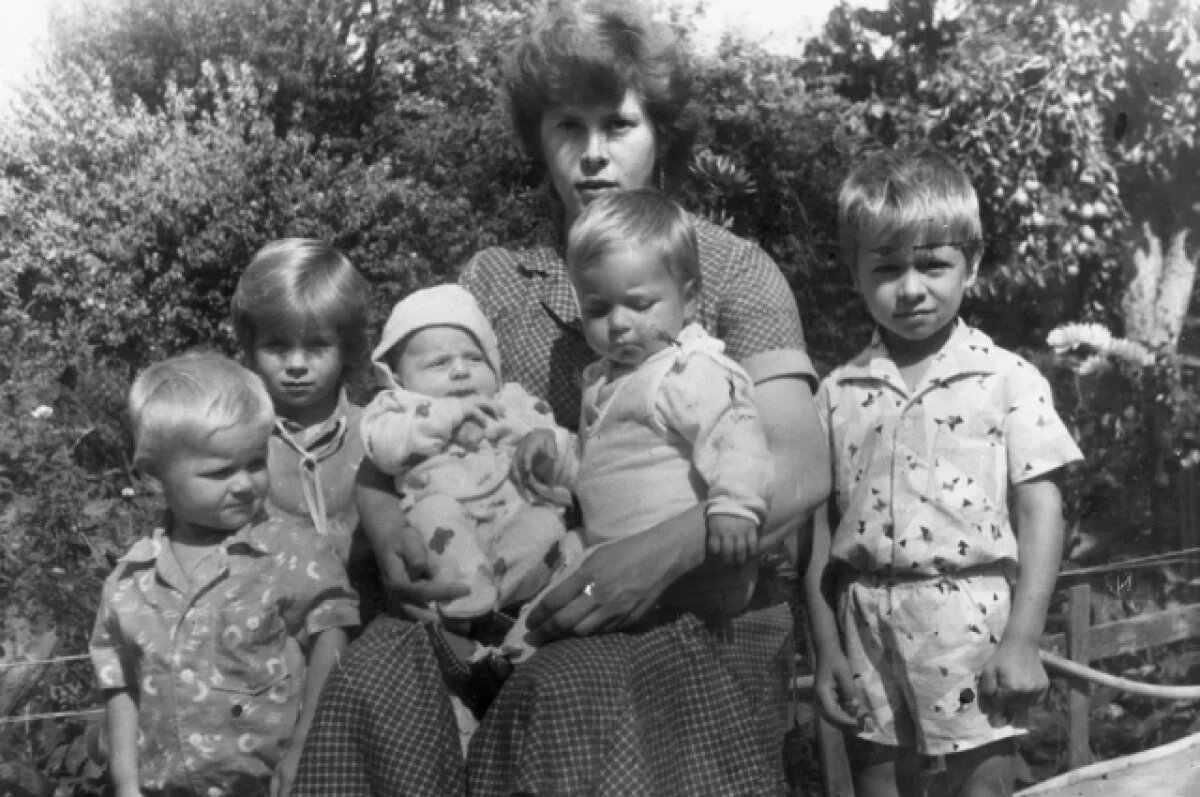    Юрий Слюсарь вручил орден «Мать-героиня» за воспитание 18 детей