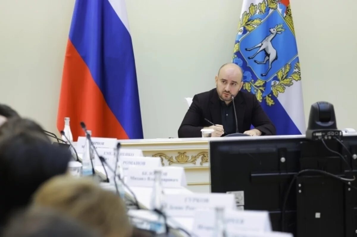    Губернатор Самарской области потребовал сдавать телефоны перед заседаниями