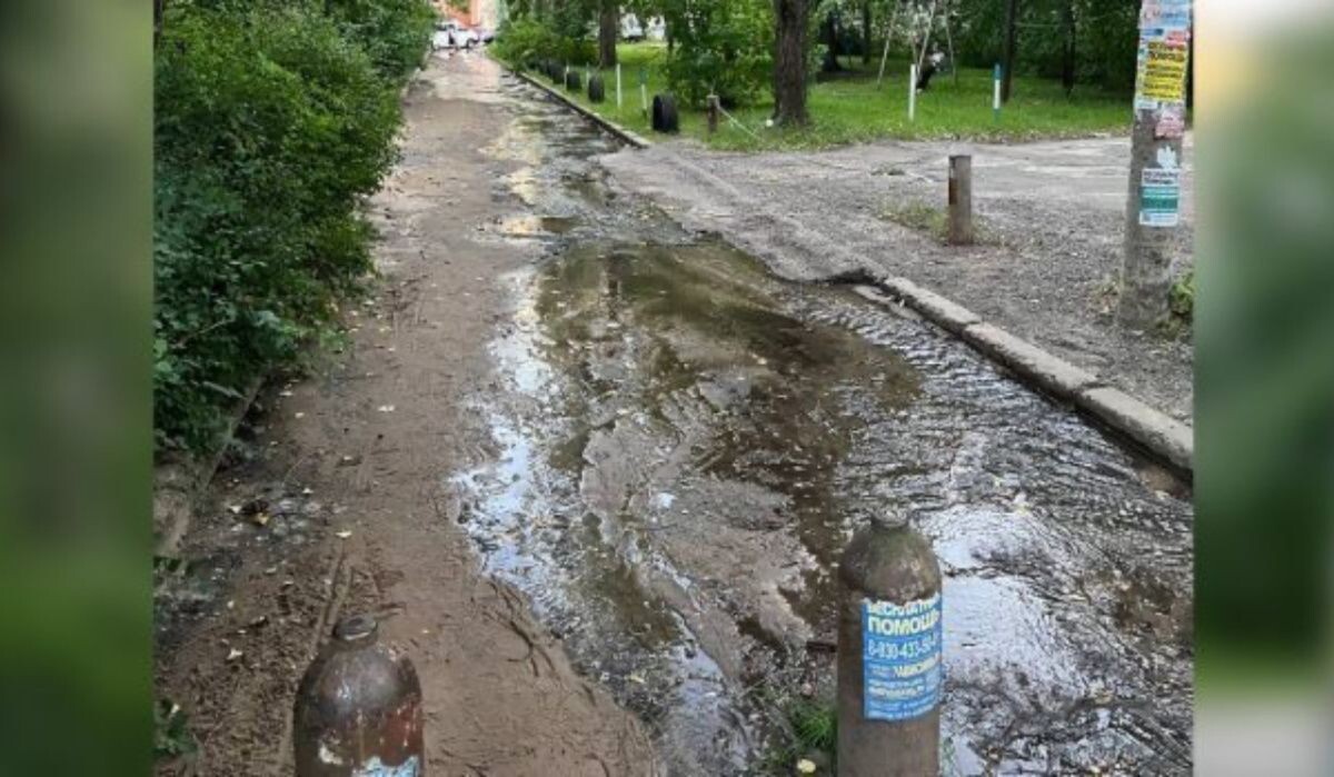     Во дворе домов №8 и 10 на проспекте Патриотов. Источник: vestivrn.ru Автор фото: Вести-Воронеж