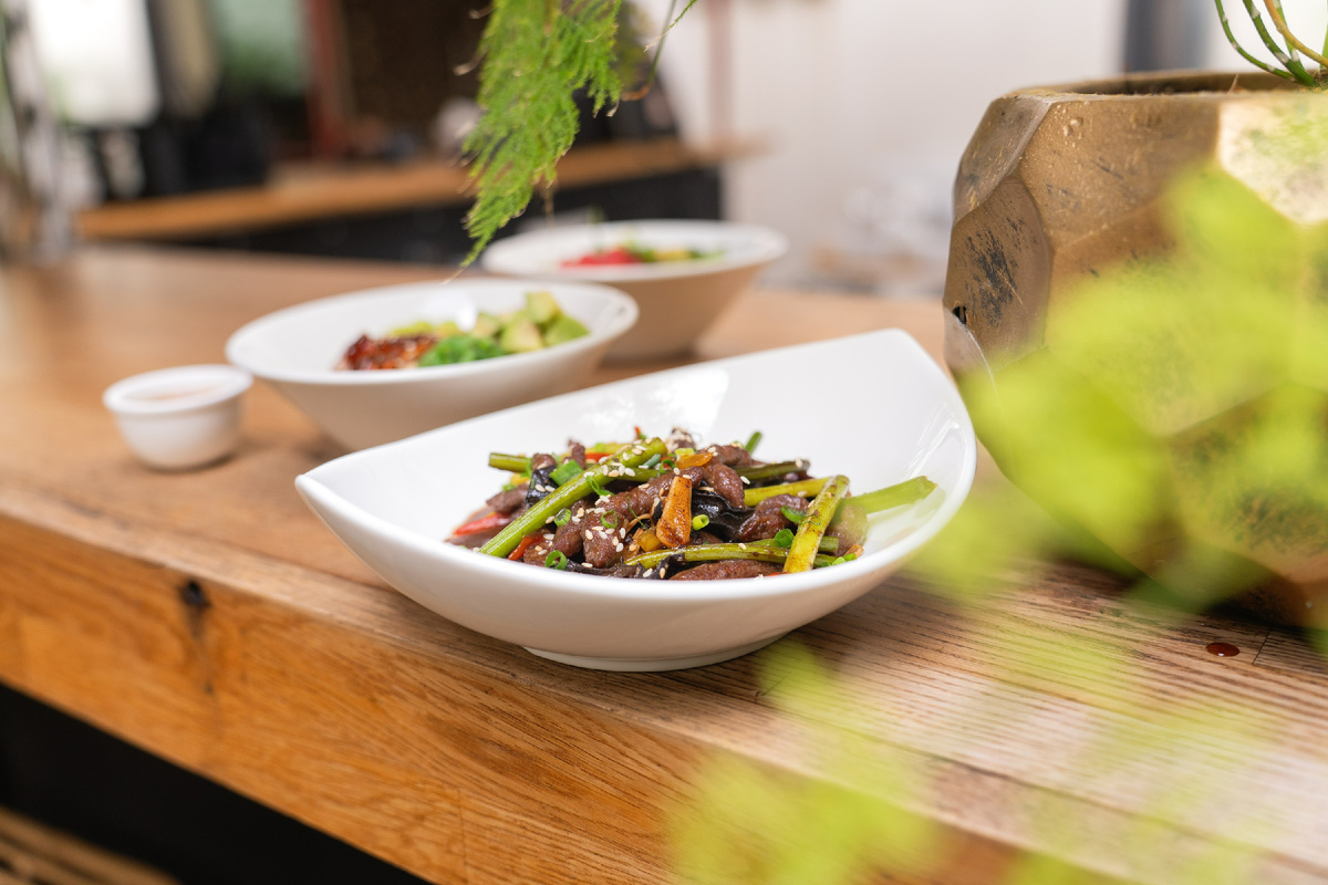 Говядина с чесночными стрелками, древесными грибами, луком и рисом, Chow Chow