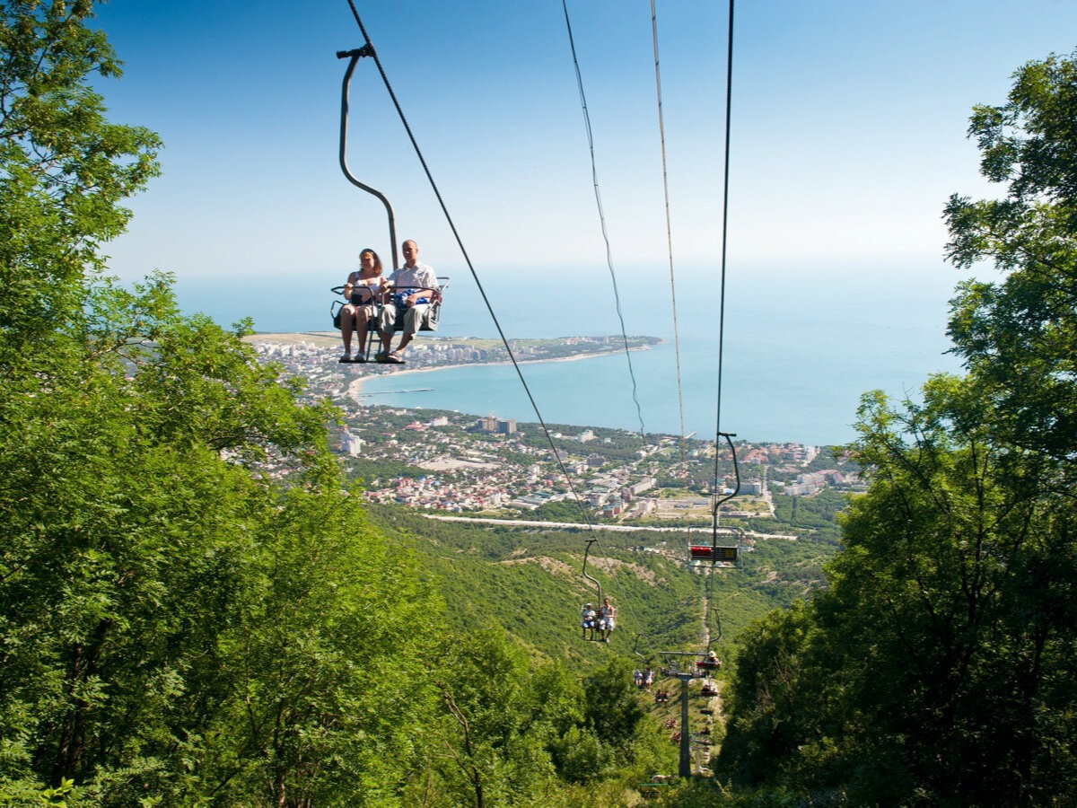 Протяжённость канатной дороги сафари-парка Геленджика — 1600 м, высота — 640 м. За 20 минут вы попадёте на вершину Маркотхского хребта, откуда открывается вид на бухту Геленджика. Фото: Сафари-Парк Геленджик / ВКонтакте