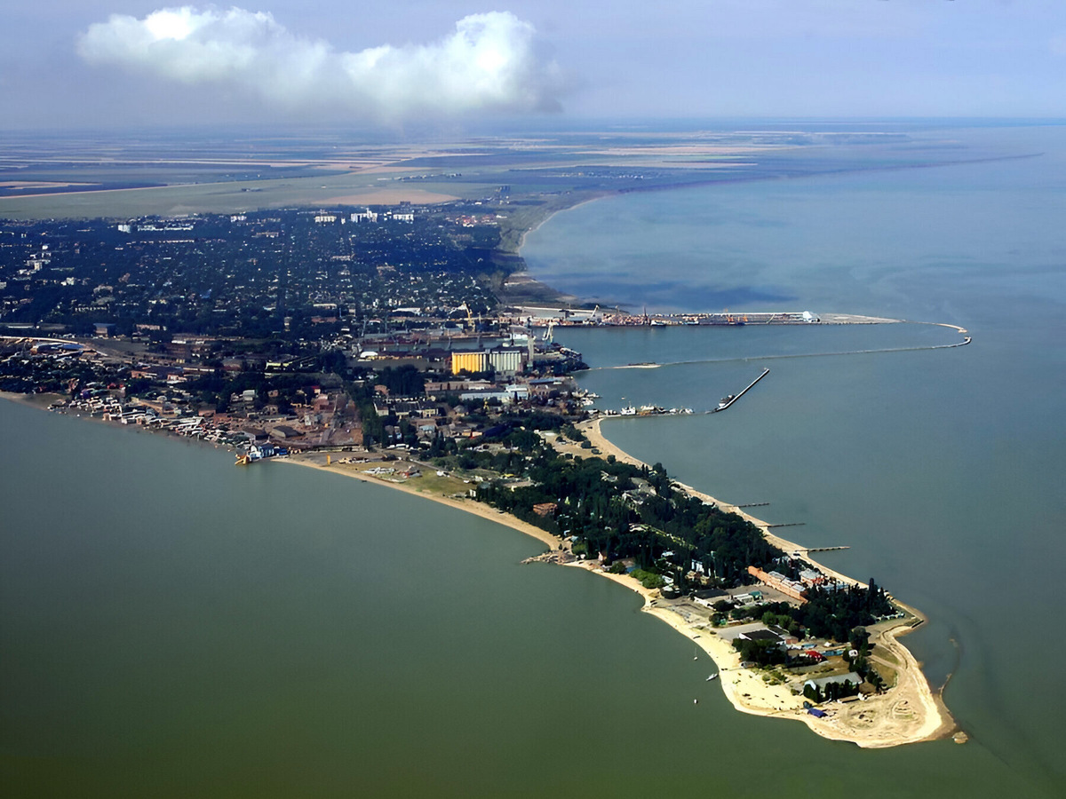 С высоты птичьего полёта территория Ейска выглядит как большой треугольник, справа омываемый водами Ейского лимана, слева — Таганрогского залива. Он довольно мелкий, едва ли получится найти место для ныряния. Фото: Vermonter / Wikimedia