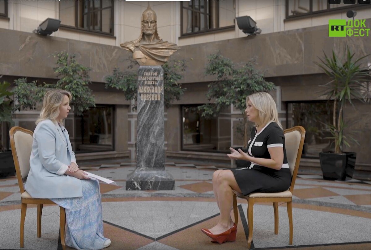 Памятник Александру Невскому в кадре с Марией Захаровой — это не просто фон