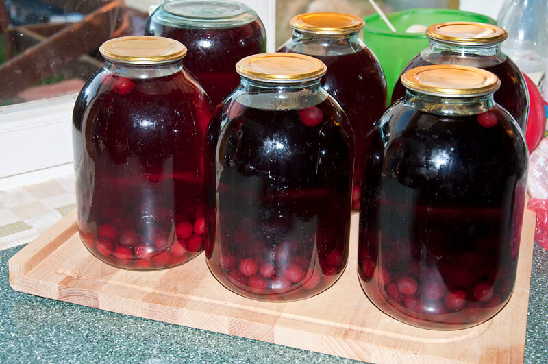 Банки с компотом